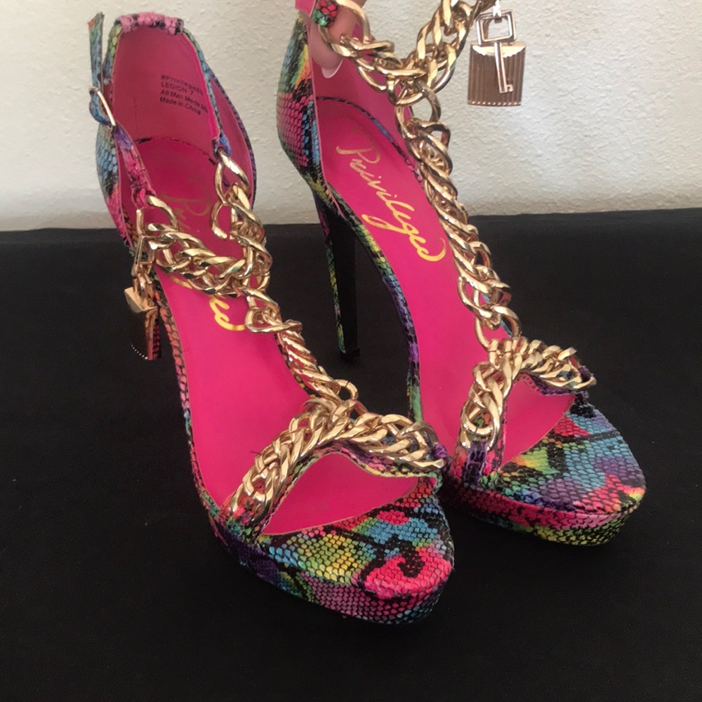 Returns Privileged heels multi color w gold chain